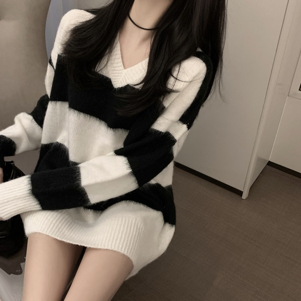 Aktuális női széles blúz spitz nyakkivágással, hosszú modell