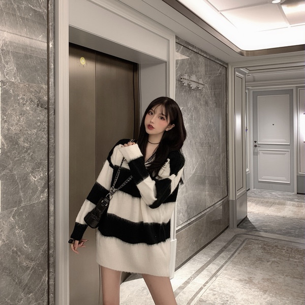 Aktuális női széles blúz spitz nyakkivágással, hosszú modell