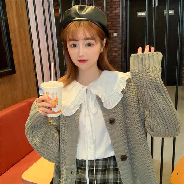 Καθημερινή γυναικεία ζακέτα με ντεκολτέ και κουμπιά σε τρία χρώματα