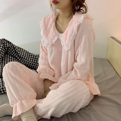 Дамска актуална пижама в розов цвят с дантела