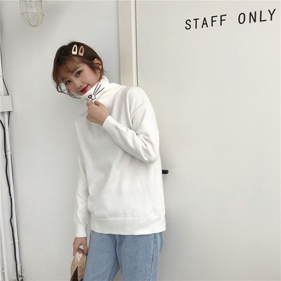 Γυναικεία κορυφαία μπλούζα με ψηλό γιακά σε λευκό και μαύρο χρώμα