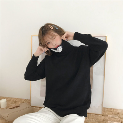 Γυναικεία κορυφαία μπλούζα με ψηλό γιακά σε λευκό και μαύρο χρώμα