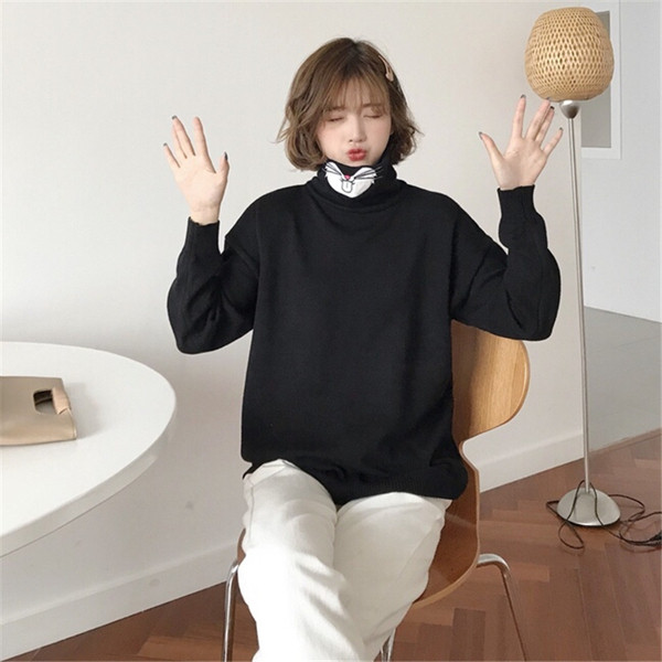 Γυναικεία κορυφαία μπλούζα με ψηλό γιακά σε λευκό και μαύρο χρώμα