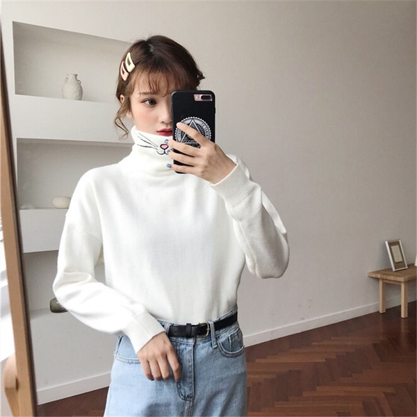 Γυναικεία κορυφαία μπλούζα με ψηλό γιακά σε λευκό και μαύρο χρώμα