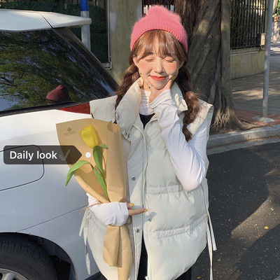 Alkalmi női mellény fehér és barna színben, magas gallérral