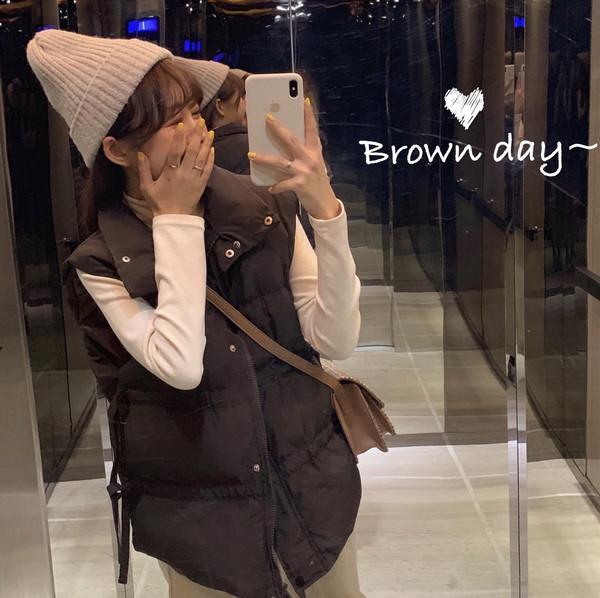 Alkalmi női mellény fehér és barna színben, magas gallérral