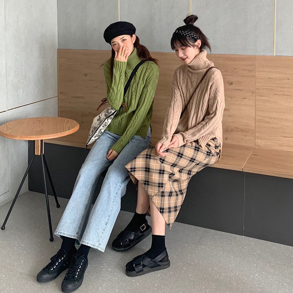 Μοντέρνο πουλόβερ γυναικείο σε πράσινο και καφέ χρώμα