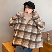 Női alkalmi kockás pulóver két színben magas gallérral és kapucnival