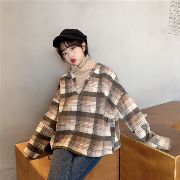 Női alkalmi kockás pulóver két színben magas gallérral és kapucnival