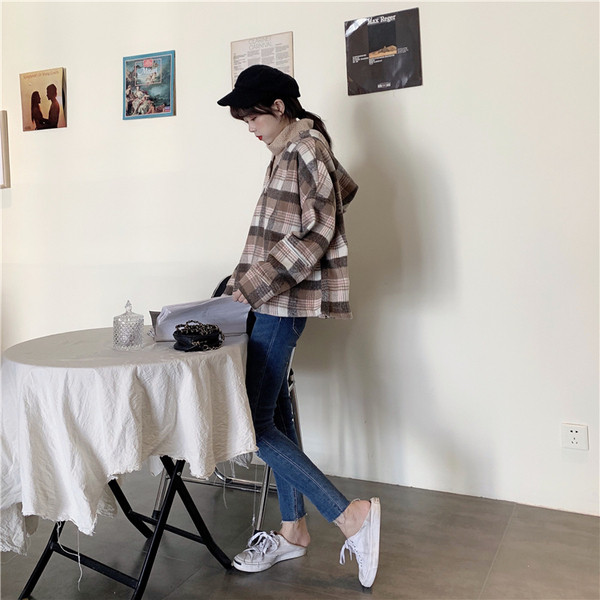 Női alkalmi kockás pulóver két színben magas gallérral és kapucnival