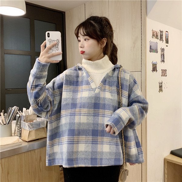 Női alkalmi kockás pulóver két színben magas gallérral és kapucnival