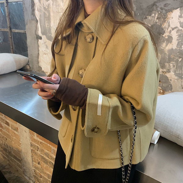 Palton scurt de damă cu nasturi și buzunare