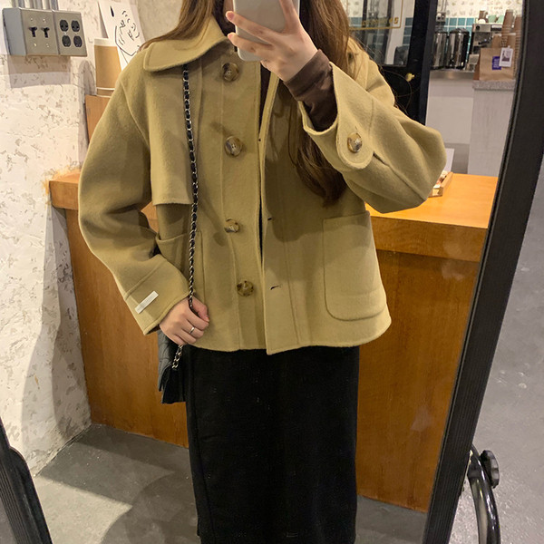 Palton scurt de damă cu nasturi și buzunare