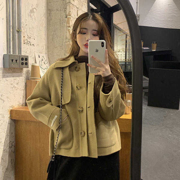 Palton scurt de damă cu nasturi și buzunare