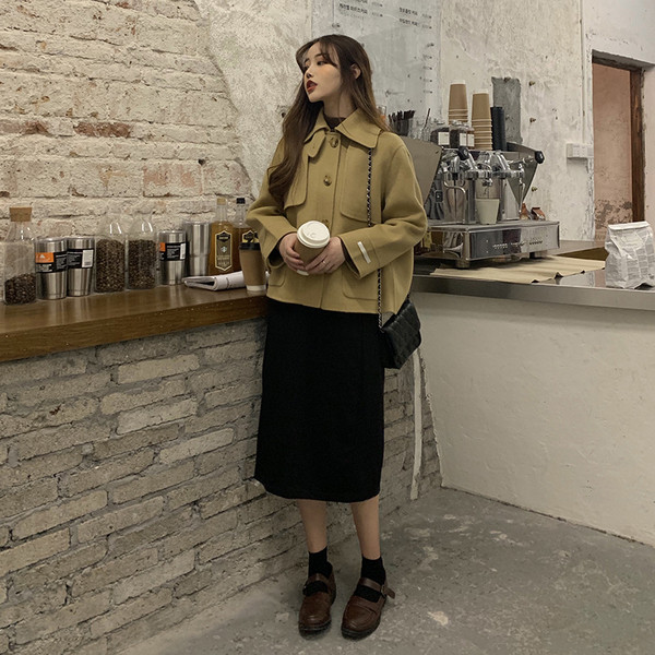 Palton scurt de damă cu nasturi și buzunare