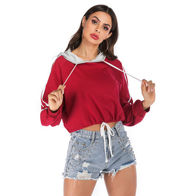 Női alkalmi rövid pulóver kapucnival és nyakkendővel piros, zöld és fekete színben