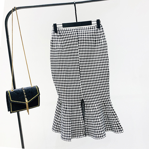 Fusta dama in carouri model asimetric