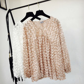 Stílusos női blúz spitz nyakkivágással, bézs színben