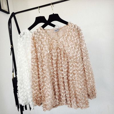 Stílusos női blúz spitz nyakkivágással, bézs színben