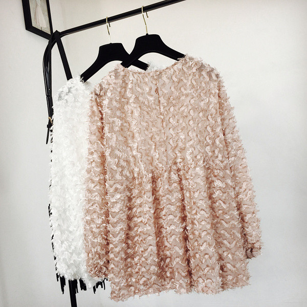 Stílusos női blúz spitz nyakkivágással, bézs színben