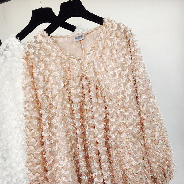 Stílusos női blúz spitz nyakkivágással, bézs színben