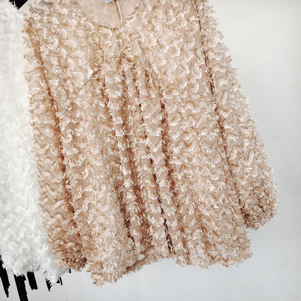 Stílusos női blúz spitz nyakkivágással, bézs színben