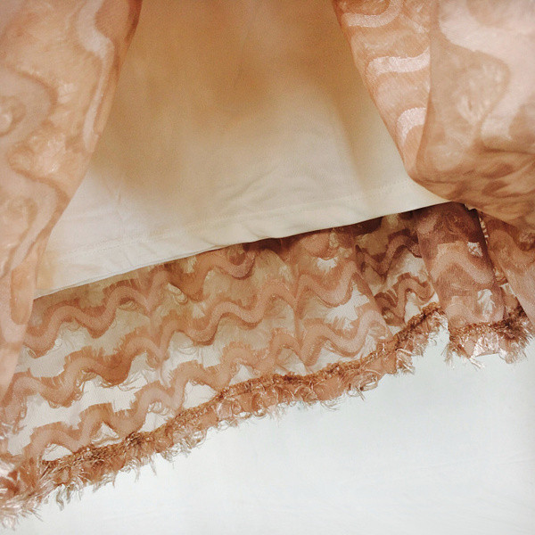 Stílusos női blúz spitz nyakkivágással, bézs színben