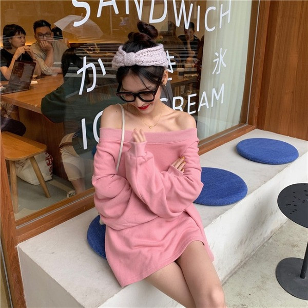 Szürke, piros és rózsaszín széles női blúz ejtett váll