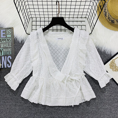 Modern női blúz mély spitz nyakkivágással