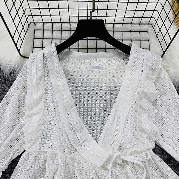 Modern női blúz mély spitz nyakkivágással