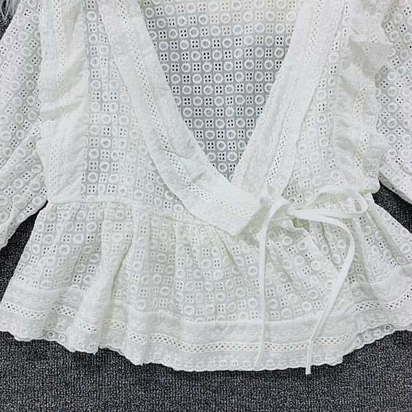 Modern női blúz mély spitz nyakkivágással