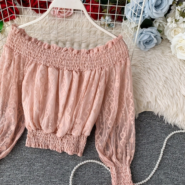 Γυναικεία μπλούζα με γυμνούς ώμους και μακριά μανίκια σε λευκό, μαύρο και ροζ χρώμα