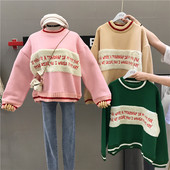 Pulover de damă cu inscripție în roz, verde și bej