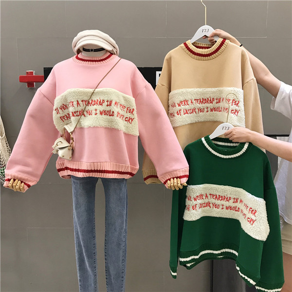 Pulover de damă cu inscripție în roz, verde și bej