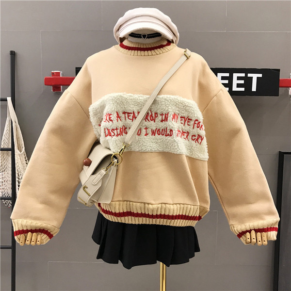 Pulover de damă cu inscripție în roz, verde și bej