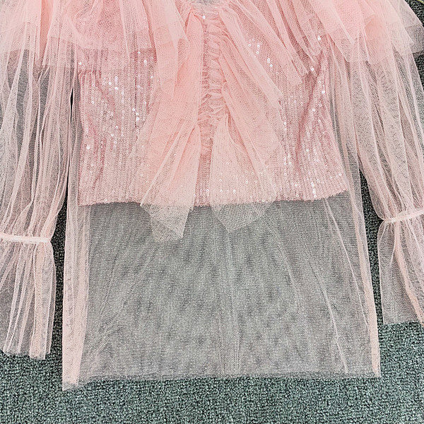 Γυναικεία μοντέρνα μπλούζα με τούλι και πούλιες σε μαύρο, λευκό και μπεζ χρώμα