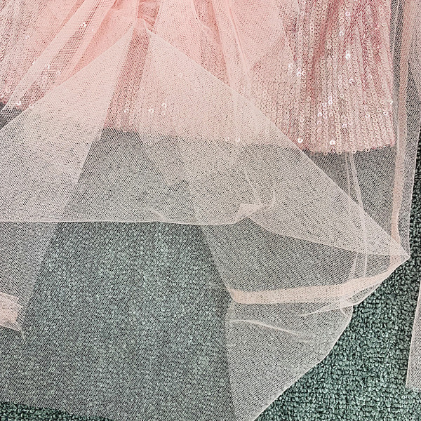 Γυναικεία μοντέρνα μπλούζα με τούλι και πούλιες σε μαύρο, λευκό και μπεζ χρώμα