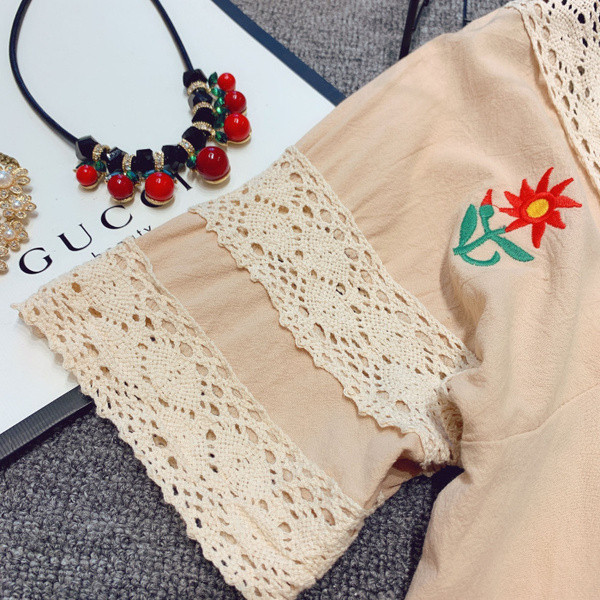 Színes hímzéssel, rövid ujjú női ruha