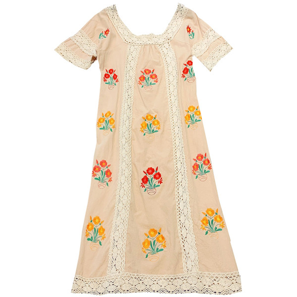 Színes hímzéssel, rövid ujjú női ruha