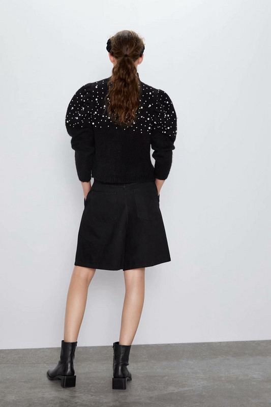 Rövid, fekete színű, gyöngyös női pulóver