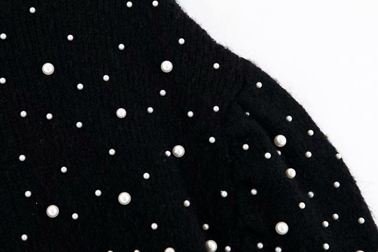 Rövid, fekete színű, gyöngyös női pulóver