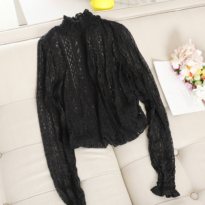 Μοντέρνα γυναικεία μπλούζα από δαντέλα σε άσπρο και μαύρο χρώμα