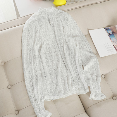 Μοντέρνα γυναικεία μπλούζα από δαντέλα σε άσπρο και μαύρο χρώμα