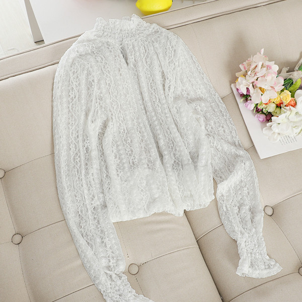 Μοντέρνα γυναικεία μπλούζα από δαντέλα σε άσπρο και μαύρο χρώμα