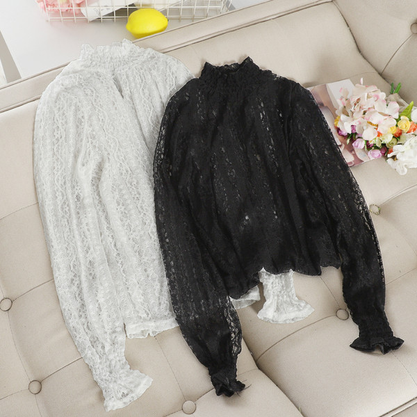 Μοντέρνα γυναικεία μπλούζα από δαντέλα σε άσπρο και μαύρο χρώμα