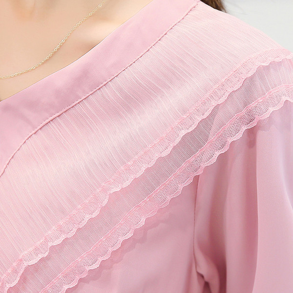 Női ing V-nyakú, rózsaszín és fehér szalaggal