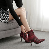 Μοντέρνα γυναικεία παπούτσια με ψηλό τακούνι