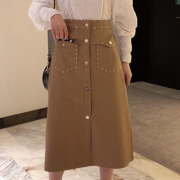 Hosszú műbőr szoknya barna színben gombokkal és szegecsekkel