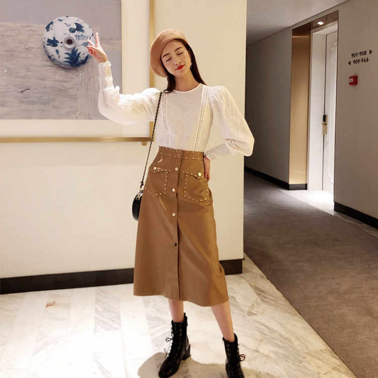 Hosszú műbőr szoknya barna színben gombokkal és szegecsekkel