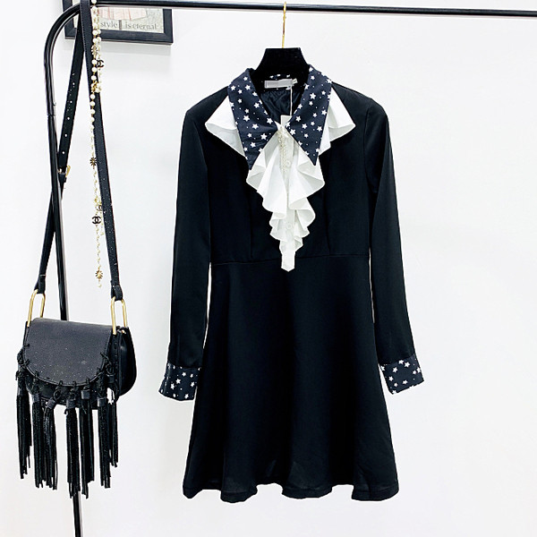 Modern női ruha színes gallérral, fekete színben